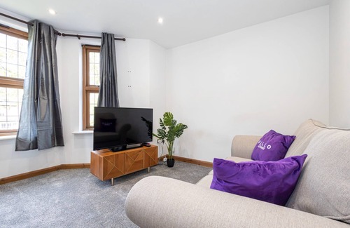 Walkden Apartment | Cosy Spacious Duplex Apartment Near Salford Royal