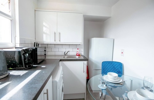 Stroud Green Apartment | Cosy & Spacious Flat - Moments To London City - Sleeps 4