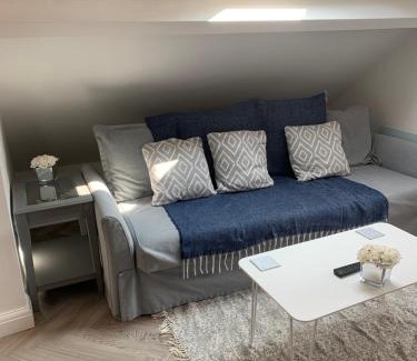 Leigh-on-Sea Apartment | Cosy Studio Apartment in Leigh-on-Sea, Close to Bell Wharf Beach & Adventure Island