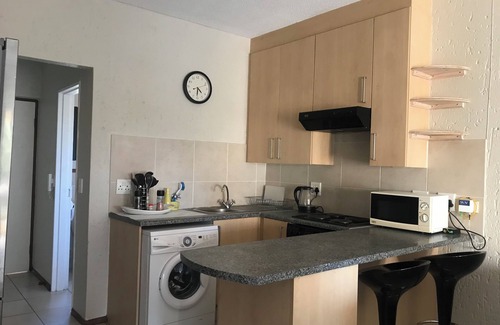 Lone Hill Apartment | Cosy studio apartment in the heart of Fourways l Near Monte Casino with balcony