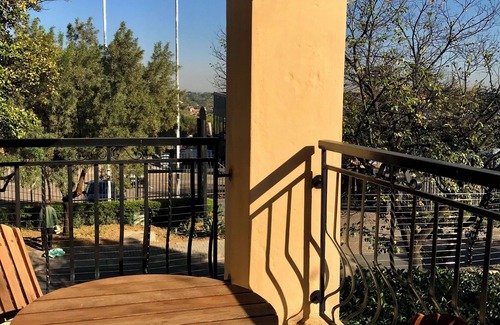 Lone Hill Apartment | Cosy studio apartment in the heart of Fourways l Near Monte Casino with balcony