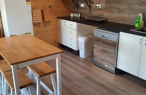 Maryborough Cabin | Cosy Studio Cabin at 94 Churchill Street, Maryborough QLD (Pet Friendly)