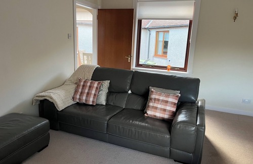 Crosshouse Cottage | Cosy studio cottage in quiet country location fully self contained free parking