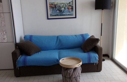 La Jetee Apartment | Cosy studio cabin with sea-view terrace.