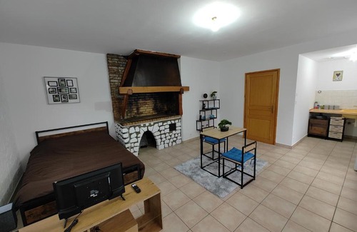 Pont-de-L'Arche Apartment | Cosy Studio