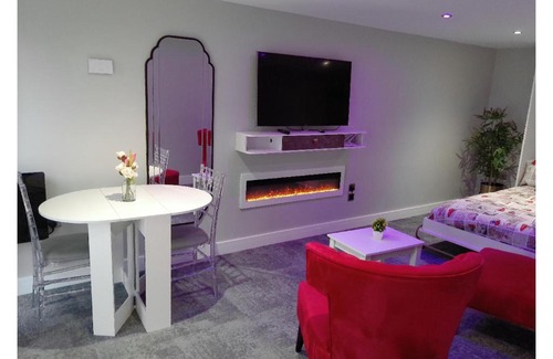 Bletchley Apartment | Cosy Studio