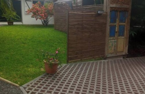 Saint-Louis Apartment | Cosy studio in large garden with trees, terrace with jacuzzi