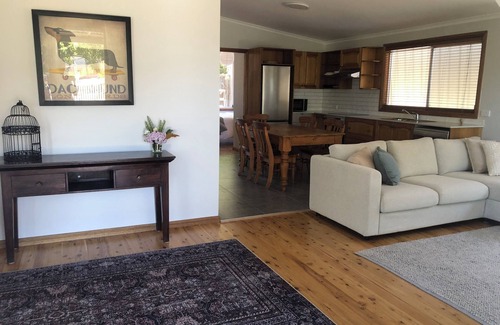 Keiraville Apartment | Cosy Studio Stroll to Keiraville Village and UoW