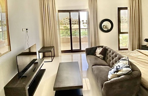 Taqah Apartment | Cosy studio with a lagoon view in Hawana resort