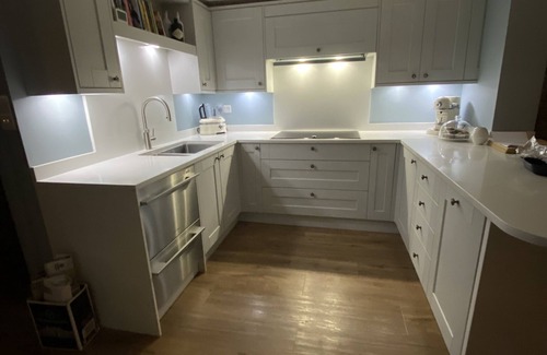 Ockley House | Cosy Stylish Cottage in The Surrey Hills, sleeps 6 (can+2 annex)