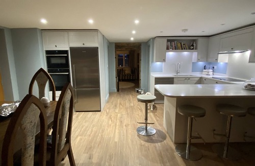 Ockley House | Cosy Stylish Cottage in The Surrey Hills, sleeps 6 (can+2 annex)