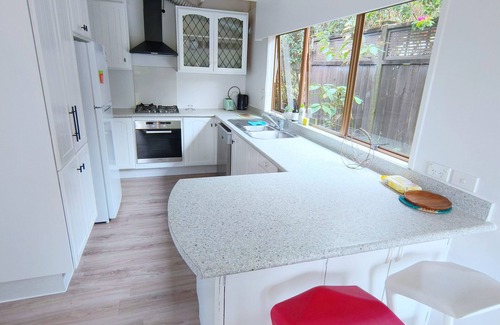 Glenfield House | Cosy Stylish Glenfield Home: Bush Views, Serenity, and Modern Comfort