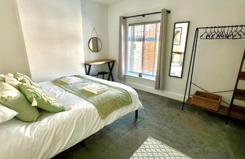 Eastwood House | Cosy & stylish home contractor friendly - King size bed - Netflix - Fast Broadband - Private Garden - Coffee machine