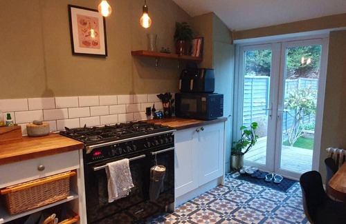 Newham Apartment | Cosy & Stylish Stay in Vibrant East Ham
