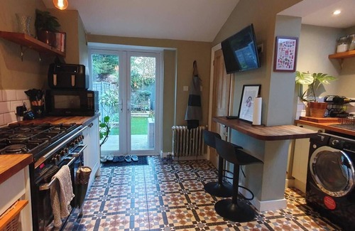 Newham Apartment | Cosy & Stylish Stay in Vibrant East Ham