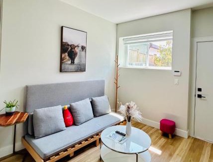 Surrey Apartment | cosy suite by sea and golf courses near Vancouver