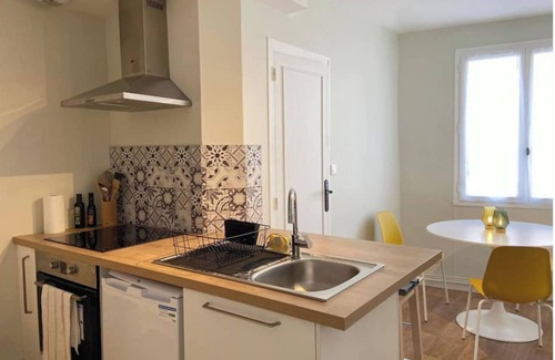 Chateau-Renault Apartment | ★ Cosy T1 ☆ Close to shops and main roads ★