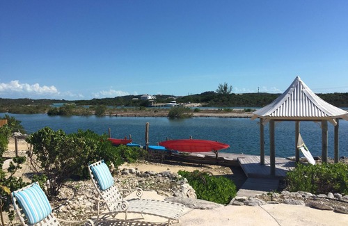 Discovery Bay House | Cosy Canal front 3 bedroom villa with small private swimming pool and dock
