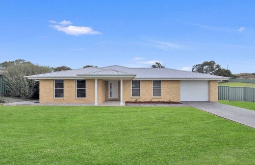 Central Mudgee House | Cosy three bedroom home, two bathrooms and BBQ area!