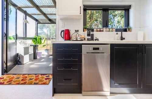 Christchurch House | Cosy Tiny Home – Peaceful Paddock Stay