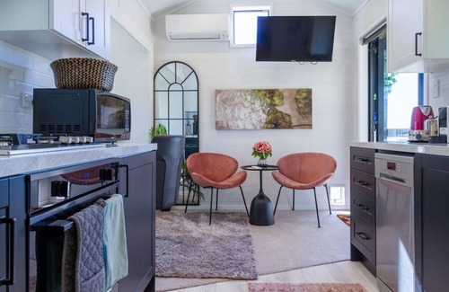 Christchurch House | Cosy Tiny Home – Peaceful Paddock Stay