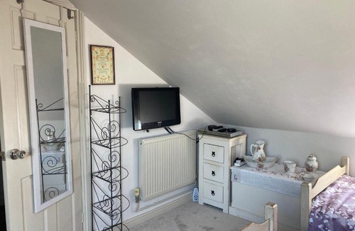 Faversham House | Cosy twin room with private bathroom