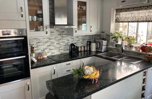 Faversham House | Cosy twin room with private bathroom