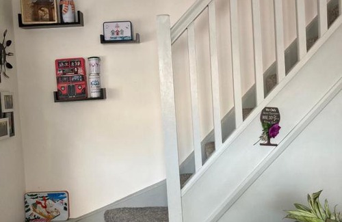 Faversham House | Cosy twin room with private bathroom