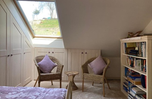 Faversham House | Cosy twin room with private bathroom