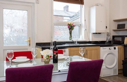 Blackburn House | Cosy Two bedroom Terrace Blackburn