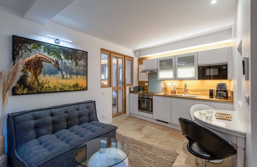 Lagnes House | Cosy village house, secret patio, pool