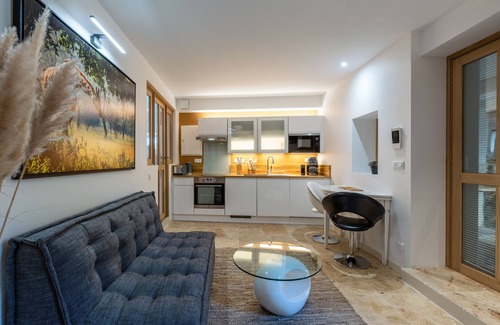 Lagnes House | Cosy village house, secret patio, pool