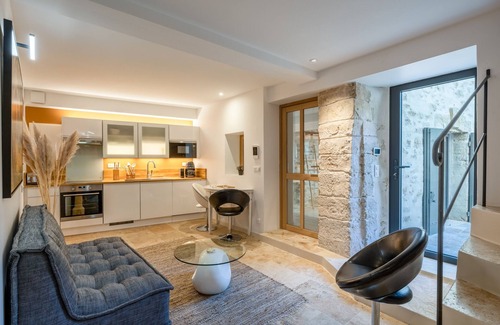 Lagnes House | Cosy village house, secret patio, pool