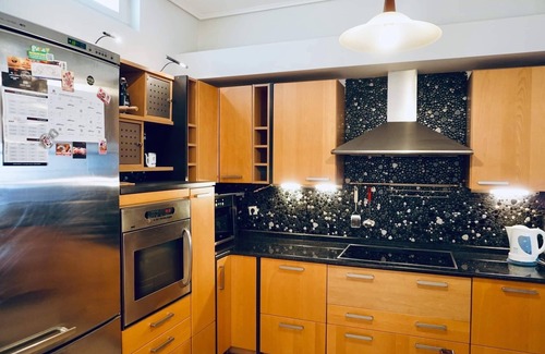 Volos City Centre Apartment | Cosy Volos Apartment With a View of Mount Pelion few Minutes From Port & Trains