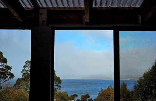 Doctors Point Cabin | Cosy water view cabin in amongst the pristene wilderness of Central Highlands