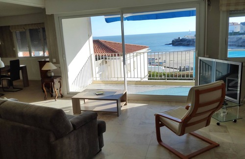 Pontaillac Apartment | Cosy, waterfront apartment on the Pigeonnier beach