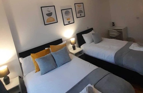 Broad Green Apartment | Cosy x2 bedroom x2 bath balcony apartment