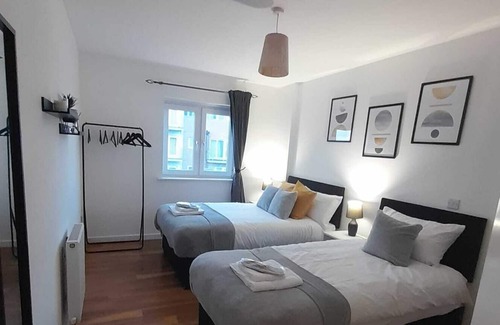 Broad Green Apartment | Cosy x2 bedroom x2 bath balcony apartment