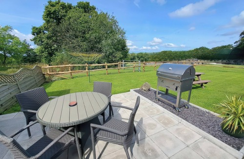 Newcastle Emlyn Cottage | COTHI COTTAGE, pet friendly, luxury holiday cottage in Cenarth