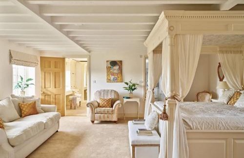 Rowde Villa | Cotswold Country house Villa Retreat With Pool