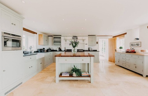 Whichford House | Cotswold Farmhouse Barn - stunning views