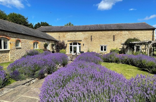 Whichford House | Cotswold Farmhouse Barn - stunning views