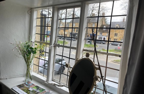 Moreton-in-Marsh Apartment | Cotswold High Street Entire 3/4 bedroom apartment & Siam Cottage Thai Restaurant