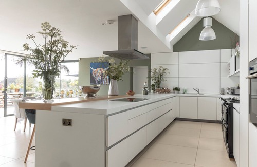 Chipping Norton House | Cotswold Meadow is a perfect retreat set in 5 acres of land- pool & hot tub