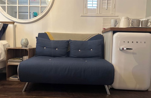 Witney Apartment | Cotswolds Blenheim Burford Oxford Bibury Minster Mill Diddly Farmers Dog Soho