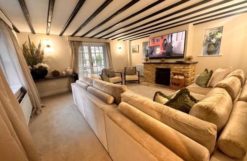 Burton House | Cotswolds Retreat - Bath & Castle Combe - Hot Tub