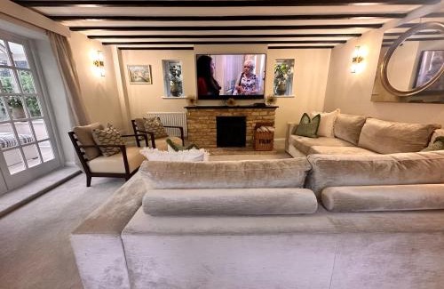 Burton House | Cotswolds Retreat - Bath & Castle Combe - Hot Tub