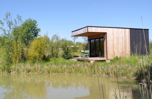 Saint-Quentin-en-Tourmont Apartment | Cottage by the water