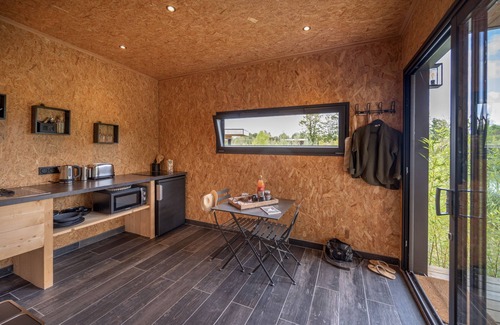 Saint-Quentin-en-Tourmont Cottage | Cottage in front of water