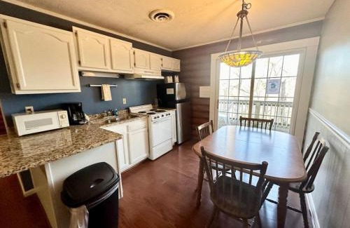 Nancy House | Cottage 10 Lees Ford Marina
